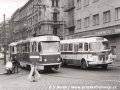 Souprava vozů T3 vedená vozem ev.č.6192 vypravená na výlukovou linku 35 míjí při výjezdu ze smyčky Palmovka autobus Škoda 706 RTO MTZ ev.č.4483 na lince náhradní dopravy | podzim 1973