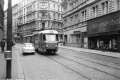 Souprava vozů T3 vedená vozem #6222klesá Husitskou ulicí k Bulharu. | 1976