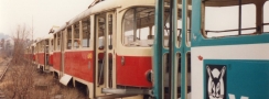 V konvoji vyřazených vozů T3 na nádraží ČD Praha-Smíchov stojí vůz ev.č.6240 čekající na svůj další osud. | 24.2.1997
