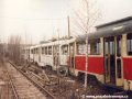 V konvoji vyřazených vozů T3 na nádraží ČD Praha-Smíchov stojí vozy ev.č.6311, ev.č.6406 a ev.č.6358 čekající na svůj další osud. | 24.2.1997