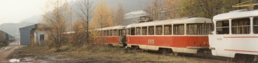 V konvoji vyřazených vozů T3 na nádraží ČD Praha-Smíchov očekávají svůj další osud vozy ev.č.6406, ev.č.6311 a ev.č.6453 (zprava do leva). | 11.11.1996