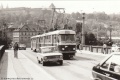 Stav chodníků a vozovek Mánesova mostu před rekonstrukcí dokumentuje snímek soupravy vozů T3 v čele s vozem #6312 vypravené na linku 20. | 1978