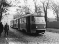 Souprava vozů T3 ev.č.6320+6321 vypravená na linku 33 se účastní v jednokolejné části tratě v ulici Za Ženskými domovy jakéhosi natáčení. | 8.11.1975