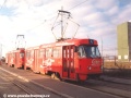 Souprava vozů T3 ev.č.6321+6381 vypravená na linku 4 opatřená celovozovou reklamou na Coca-Colu manipuluje u nástupiště vnitřní koleje smyčky Sídliště Řepy. | 1994