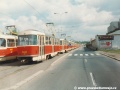 Za Sazečskou ulicí kolona opět pokračovala. Na koleji z centra ji ukončuje souprava vozů T3 ev.č.6343+6342 na koleji do centra pak zahajuje souprava vozů T3M ev.č.8010+8035. | 9.9.1995