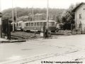 Vyřazený vůz T3 ev.č.6346 odstavený na spojovací koleji mezi tramvajovou tratí a nádražím Praha-Smíchov ve společnosti novostaveb středních článků vozů KT8D5, v popředí snímku je ke spatření ještě provozované křížení s tramvajovou tratí již v nové poloze, za vraty následovala výhybka. | 5.8.1989