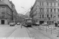 Křižovatkou Otakarova vjíždí do stejnojmenné zastávky souprava vozů T3 na lince 24 vedená vozem ev.č.6354. | 1981