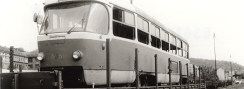 Vyřazený vůz T3 ev.č.6361 naložený na plošinovém voze v areálu nádraží ČSD Praha-Smíchov. | 15.6.1991