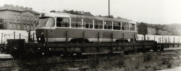 Vyřazený vůz T3 ev.č.6361 naložený na plošinovém voze v areálu nádraží ČSD Praha-Smíchov. | 15.6.1991