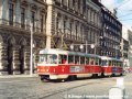 Souprava vozů T3 ev.č.6365+6363 vypravená na linku 18 projíždí křižovatkou na Karlově náměstí od Spálené k Moráni | 29.10.1996