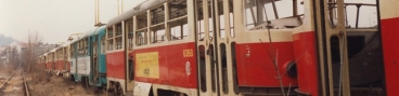 V konvoji vyřazených vozů T3 na nádraží ČD Praha-Smíchov stojí vůz ev.č.6368 čekající na svůj další osud. | 24.2.1997