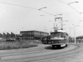 Souprava vozů T3 vedená vozem ev.č.6435 manipuluje na vnitřní koleji původní smyčky Spořilov jako záložní vlak. | 1982