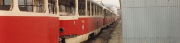 Vyřazený vůz T3 ev.č.6458 v konvoji ostatních vyřazených vozů v areálu nádraží ČD Praha-Smíchov. | 24.2.1997