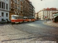 Souprava vozů T3 ev.č.6464+6463 vypravená na linku 32 projíždí obloukem k zastávce Vršovické náměstí | 22.8.1997