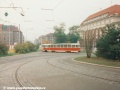 Souprava vozů T3 ev.č.6471+6470 vypravená toho dne na linku 17 zatahuje do vozovny Pankrác přes kusou kolej, na níž v tuto chvíli odbočuje. | 5.10.1996