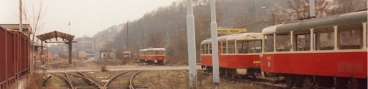 Vyřazený vůz T3 ev.č.6478 ve společnosti dalších vyřazených vozů T3 ev.č.6409, ev.č.6344 a ev.č.6221 v areálu nádraží ČD Praha-Smíchov. | 24.2.1997