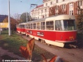 Souprava vozů T3 ev.č.6489+6488 na kusé koleji smyčky Vozovna Pankrác | podzim 1995