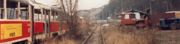 Vyřazené vozy T3 ev.č.6495 a ev.č.6458 v areálu nádraží ČD Praha-Smíchov. | 24.2.1997