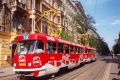 Souprava vozů T3 ev.č.6496+6536 vypravená na linku 16 stanicuje v zastávce Vinohradská vodárna s celovozovou reklamou na limonádu Coca Cola. | 9.5.1994