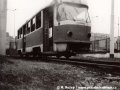 Vyřazený vůz T3 ev.č.6508 vyčkává na spojovací koleji mezi tramvajovou tratí a nákladovým nádražím ČSD Praha-Smíchov na svůj další osud. | 6.3.1991