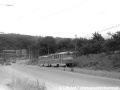 Souprava vozů T3 ev.č.6516+6517 na okraji vozovky Kukulovy ulice stoupá na zvýšeně těleso. | 3.9.1979
