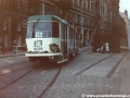 Vůz T3 ev.č.6529 vypravený na linku 14 vjíždí do jednokolejného úseku tramvajové tratě v Jindřišské ulici. V pravé části je vidět opuštěná traťová kolej. | 1995