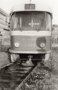 Vyřazený vůz T3 ev.č.6540 odstavený na spojovací koleji mezi tramvajovou tratí a nádražím ČSD Praha-Smíchov. | 6.1.1991