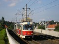 Vůz T3A ev.č.6554 vypravený na linku 21 klesá k zastávce Nádraží Braník. | 25.5.2005