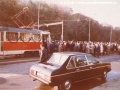Byl to tehdy slavný den. Po letech rušení tramvajových tratí se objevila také nějaká nová. Z vozovny Motol přijela nazdobená souprava vozů T3 ev.č.6558+6559, straničtí a městští funkcionáři na místo přijeli obvyklým vozidlem Tatra 613... | 26.10.1988