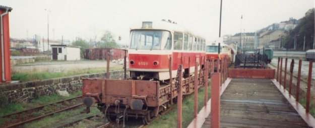 Vozy T3 ev.č.6559 a ev.č.6322 naložené na plošinových vozech na nádraží ČD Praha-Smíchov. | 19.4.1995