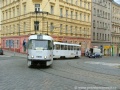 Souprava vozů T3 ev.č.6569+6532 vypravená na linku náhradní dopravy 32 s již odstraněným reklamním polepem, a proto jen v základové bílé barvě, odbočuje obloukem k zastávce Ruská. | 27.3.2004
