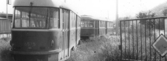 Vyřazené vozy T3 ev.č.6575 a ev.č.6535 vyčkávají na spojovací koleji mezi tramvajovou tratí a nákladovým nádražím ČSD Praha-Smíchov na svůj další osud. | 4.10.1991