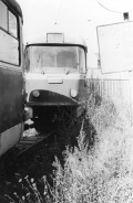 Vyřazené vozy T3 ev.č.6575 a ev.č.6535 vyčkávají na spojovací koleji mezi tramvajovou tratí a nákladovým nádražím ČSD Praha-Smíchov na svůj další osud. | 4.10.1991
