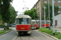 Souprava vozů T3 #6631+T3SUCS #7282 vypravená na linku 30 opouští pravým obloukem odstavné koleje smyčky Vápenka v Biskupcově ulici a najíždí do ulice Na Vápence. | 18. 6. 2004