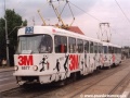 Souprava vozů T3 ev.č.6677+6672 vypravená na linku 22 odbavuje cestující v zastávce Vypich. | srpen 1995