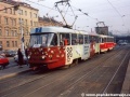 Souprava vozů T3 ev.č.6680+6681 vypravená na linku 7 stanicuje v zastávce Otakarova. Vůz na čele je ještě opatřen hradou zpětného zrcátka staré konstrukce. | 10.10.1994