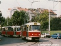 Souprava vozů T3 ev.č.6702+6701 vypravená na linku X-A, nahrazující v popovodňovém období roku 2002 zdevastovanou linku metra A, odstanicovala na Čechově náměstí a vydává se ke křižovatce Koh-i-noor | 7.9.2002