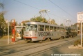 Souprava stříbrného vozu T3 ev.č.6717 s černým vozem T3 ev.č.6716 opatřená celovozovou reklamou firmy VECOM, a.s. vypravená na linku 17 stanicuje v zastávce Palmovka | srpen 1994