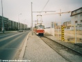 Souprava vozů T3 ev.č.6728+6729 vypravená na linku 10 vjíždí od zastávky Ládví na jednokolejný úsek tratě. | 6.4.2002
