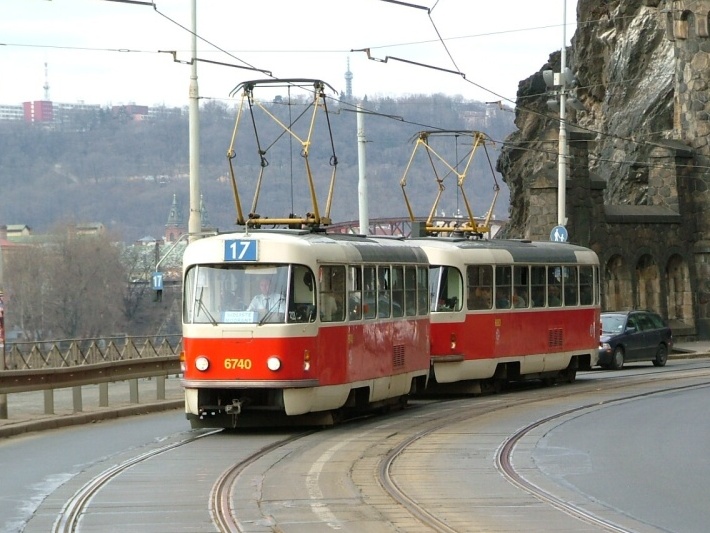 Souprava vozů T3 ev.č.6740+6883 vypravená na linku 17 opustila Vyšehradský tunel a po Podolském nábřeží míří k Podolské vodárně. | 15.3.2004