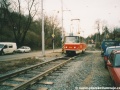 Souprava vozů T3 #6752+6753 vypravená na linku 12 opouští jednokolejný úsek tratě v Trojské ulici. | 24.3.2001
