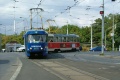 Až na konečnou zastávku Sídliště Řepy míří souprava vozů T3 #6773+#6854 vypravená na linku 4 projíždějící obloukem křižovatky Strojimport od Nákladové nádraží Žižkov do zastávky Želivského u metra. | 9. 9. 2004