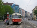 V zastávce Poliklinika Vysočany na původní trati zřízené velkoplošnými panely BKV stanicuje souprava vozů T3 ev.č.6780+6781 vypravená na linku 8. | 18.5.2005