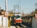 Splítkovým úsekem na mostní konstrukci nad stavbou metra IV.C1 projíždí k zastávce Trojská souprava vozů T3 #6782+6852 vypravená na linku 14. | 22.3.2003