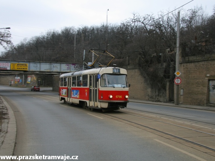 Vůz T3 ev.č.6796 vypravený na linku 11 míří k zastávce Plynárna Michle. | 8.3.2009