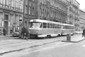 Souprava vozů T3 vedená vozem #6808 na lince 10 v zastávce v Opletalově ulici před Hlavním nádražím. | 1976