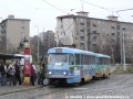 Souprava vozů T3 ev.č.6813+6876 vypravená na linku 11 odbavuje cestující v nástupní zastávce smyčky Spořilov. | 14.3.2008