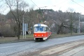 Souprava vozů T3 ev.č.6816+6745 vypravená na linku 17 opouští ve smyčku Dvorce ve směru do Podolí ještě na původní trať tvořenou velkoplošnými panely BKV. | 19.2.2004