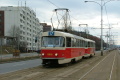 Souprava vozů T3 ev.č.6816+6745 vypravená na linku 17 burácí na trati tvořené velkoplošnými panely BKV podél plaveckého stadionu k zastávce Kublov. | 15.3.2004