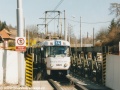 Splítkovým úsekem na mostní konstrukci nad stavbou metra IV.C1 projíždí k zastávce Trojská souprava vozů T3 #6824+6823 vypravená na linku 17. | 18.5.2002